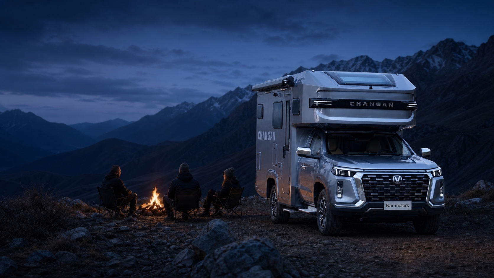 Автодом Changan Interstellar RV на ночной стоянке в горах - путешественники у костра