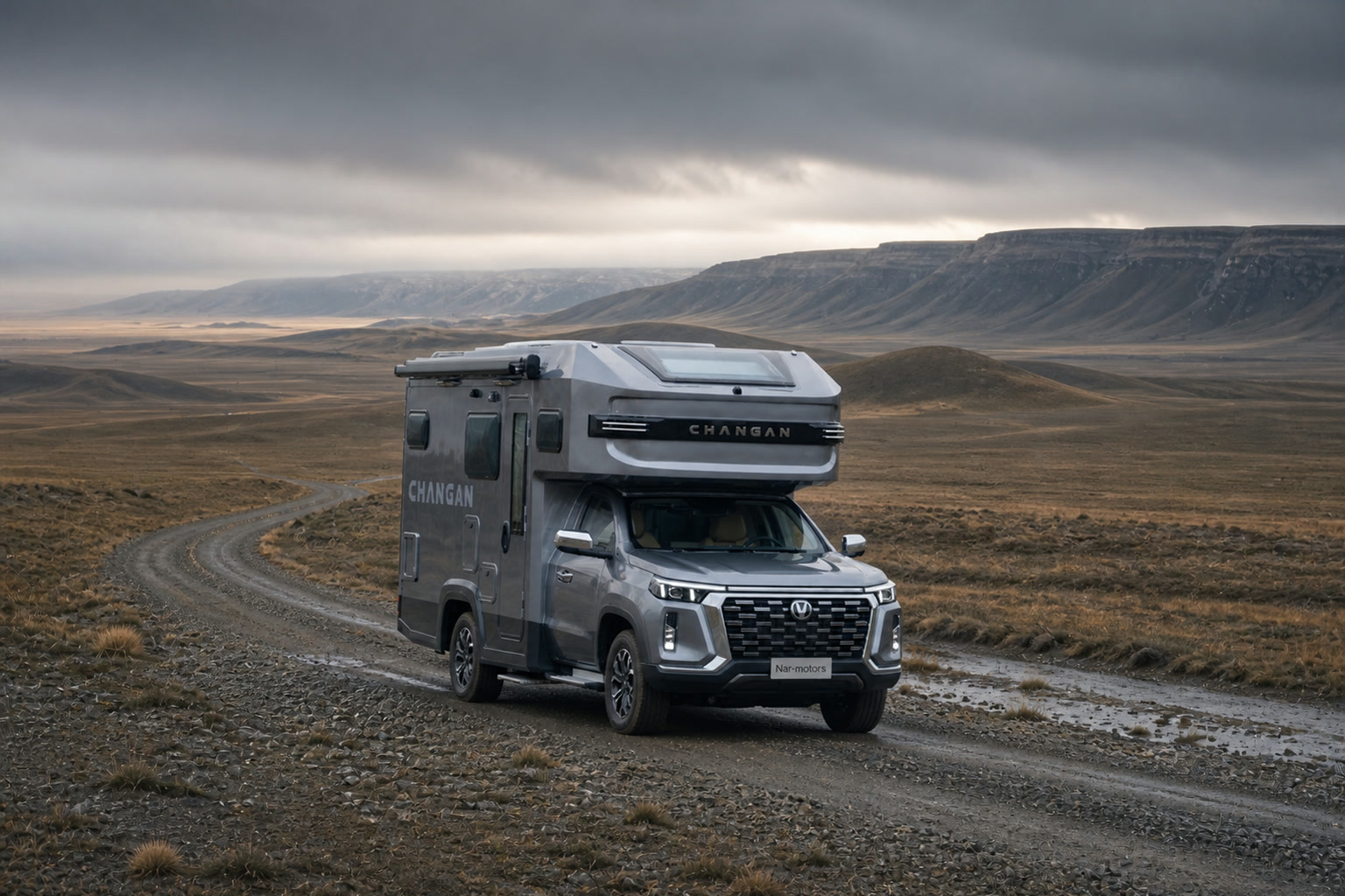 Interstellar RV на гравийной дороге в казахстанской степи