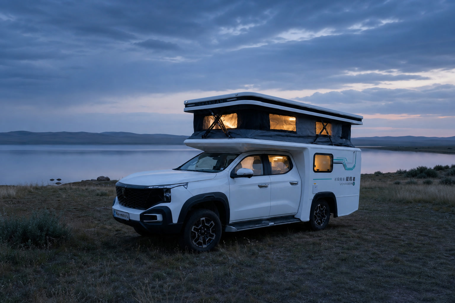 Voyager RV с поднятой крышей на стоянке у озера